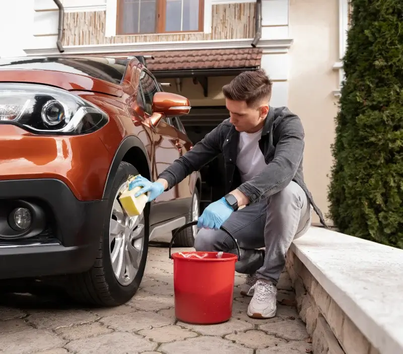 Lavage auto à domicile Saint-Maurice-de-Gourdans : professionnel intervenant sur un véhicule